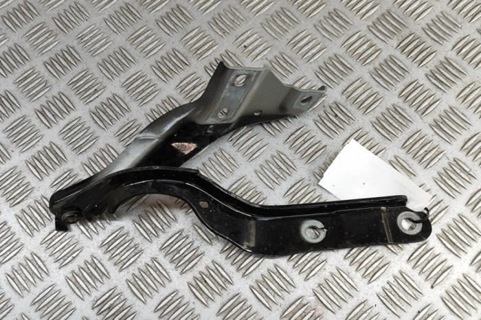 Balama capota dreapta față AUDI A5 Avant 2024 OEM: 8B3823302 | 31879953