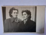 Fotografie tip CP cu 2 femei