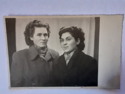Fotografie tip CP cu 2 femei foto