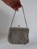 Poșetă vintage de seară, cu pietricele strălucitoare, &icirc;nchizătoare metalică și interior din satin alb, cu buzunar, anii &rsquo;60&ndash;&rsquo;70, 14x13 cm