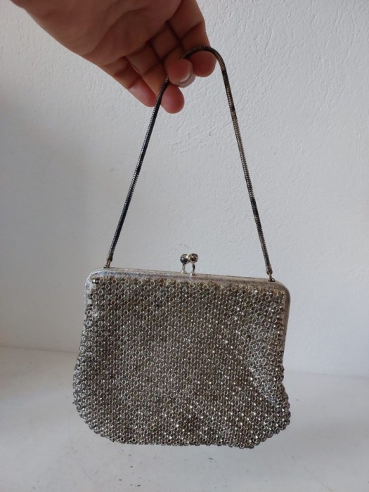 Poșetă vintage de seară, cu pietricele strălucitoare, &icirc;nchizătoare metalică și interior din satin alb, cu buzunar, anii &rsquo;60&ndash;&rsquo;70, 14x13 cm