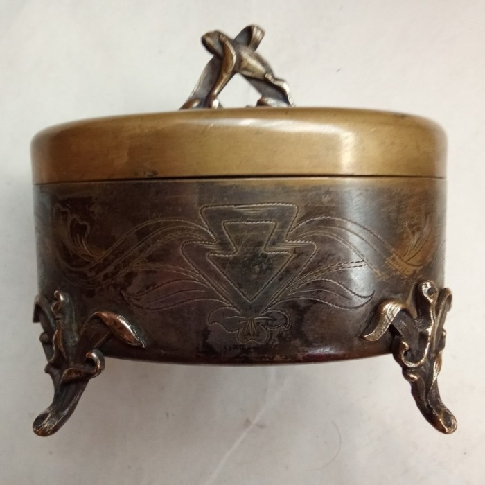 Cutie, zaharnită Art Nouveau, alamă argintată cu capac din alamă dup&auml; 1901