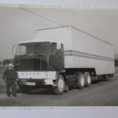 Fotografie colectie 115 x 88 mm camion/tir Volvo cu nr.de București din anii 60