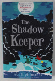 THE SHADOW KEEPER by ABI ELPHINSTONE , 2016, PAGINI CU DEFECTE LA COLTURI CARE NU AFECTEAZA TEXTUL *