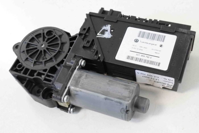 Motor macara geam ușă dreapta față PORSCHE CAYENNE 9PA 2007 OEM: 7L0959702G 10258374