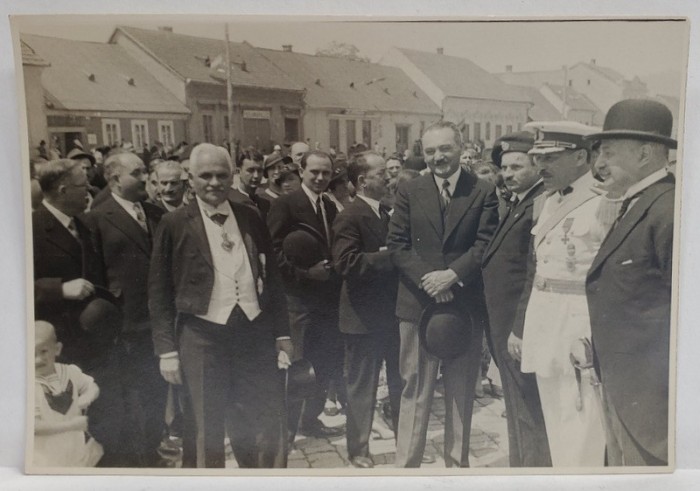 GRUP DE OFICIALITATI , MILITARI SI CIVILI , LA O MANIFESTARE INTR-UN ORAS DE PROVINCIE , ROMANIA , PERIOADA INTERBELICA , FOTOGRAFIE