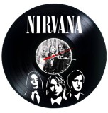 Ceas de perete decorativ realizat din disc de vinil, Model Nirvana Kurt Cobain Grunge Rock, Negru, 30 cm