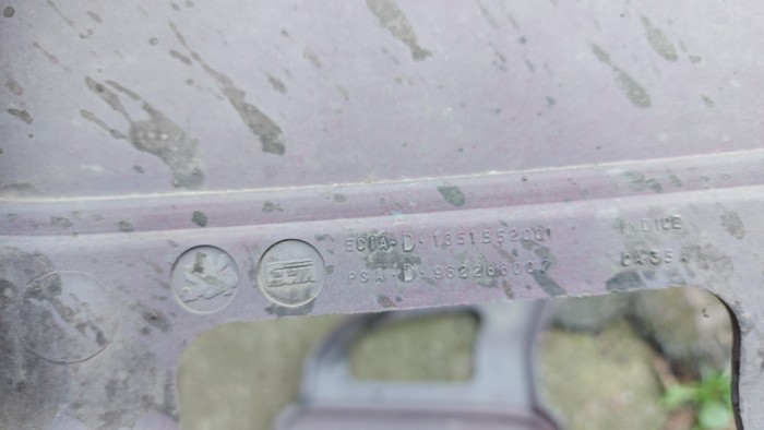 Capace proiectoare st&acirc;nga+dreapta bară față Peugeot 106 2003