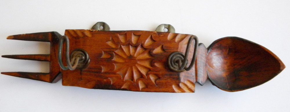 Mic cuier din lemn sculptat, lingura & furculita, artizanat traditional  anii 70 | Okazii.ro