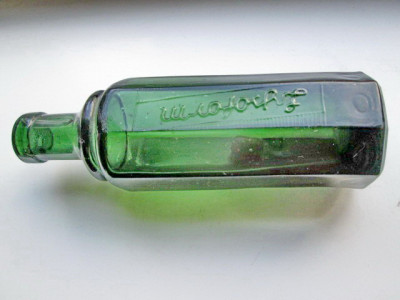 4277-Sticluta veche de farmacie Lrjsoform, octogonala, culoare verde groasa. foto
