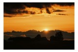Tablou Canvas, "Apus de soare peste pădurea tăcută", Apus, Siluetă, Nor, Cer, Strălucire, Lumină, Peisaj, 39 x 26 cm, CMCLASS