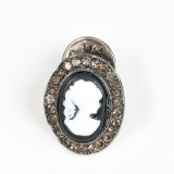 Brosa martisor ovala Dama cu Camelii