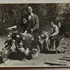 Cupluri cu motorete// fotografie Romania anii '40-'50
