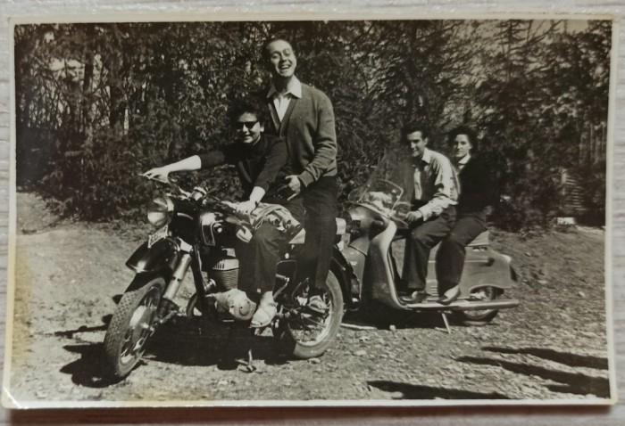 Cupluri cu motorete// fotografie Romania anii &#039;40-&#039;50