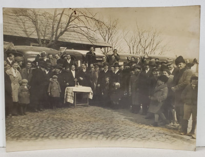 FOTOGRAFIE DE GRUP LA SLUJBA DE SFINTIRE A UNOR AUTOBUZE PENTRU TRANSPORT PUBLIC , FOTOGRAFIE , 18 MARTIE , 1935 foto