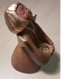 Lucrare sculptură / statueta ceramică &rdquo;&Icirc;ngereasa&rdquo; h=17 cm circumferin bazei 9 cm