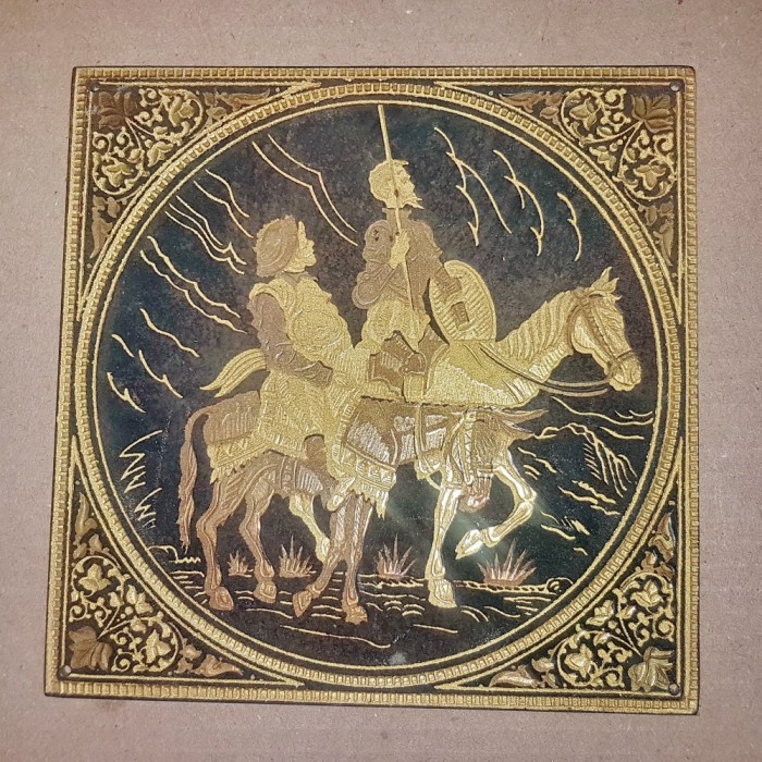 F647-Aplica veche Don Quihote si Sancho Panza metal(fier) gravat si aurit.