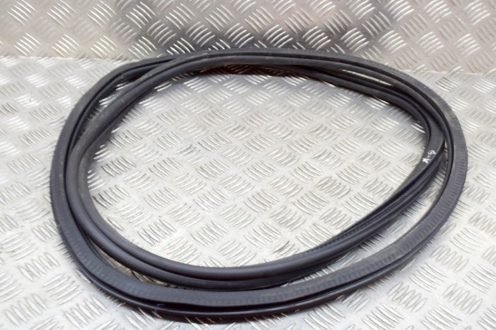 Garnitura ușă st&acirc;nga spate PORSCHE MACAN 95B 2015 OEM: 95B833721,95B.833.721 | 13618899