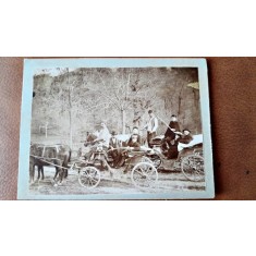 Fotografie pe carton, La plimbare cu trasurile, perioada interbelica