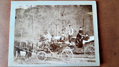 Fotografie pe carton, La plimbare cu trasurile, perioada interbelica foto