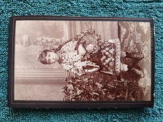 SUPERBA fotografie , anul 1890 ,atelier S SCWARZ ,Calea Rahovei nr 34 . Tanara in costum traditional .de colectie .dimensiuni 11 cm x 6 cm