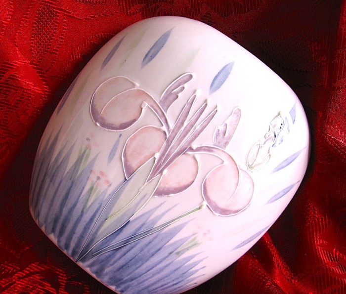 VAZA PORTELAN JAPONIA DECOR MANUAL CU IRISI IN RELIEF 18.5 CM
