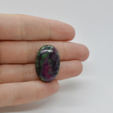 Cabochon rubin in zoisit 26x18x6mm c27