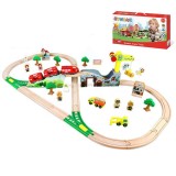 Set tren electric cu circuit, imbinari cu magneti, accesorii din lemn, 68 piese