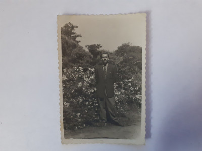 Fotografie 6/9 cm cu bărbat din Galați &amp;icirc;n grădină &amp;icirc;n 1956 foto