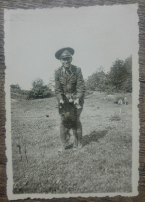 Soldat roman amuzandu-se cu o oaie/ fotografie foto