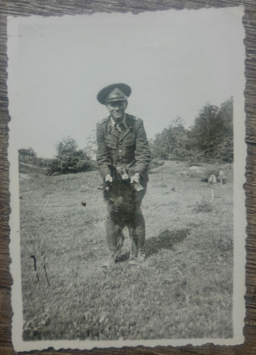 Soldat roman amuzandu-se cu o oaie/ fotografie