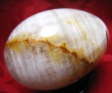 OU DECORATIV DIN PIATRA SEMIPRETIOASA NATURALA ONIX PE SUPORT LEMN 9 CM