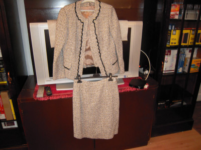 Costum de dama din 2 piese lana 100% (sacou + fusta), mas. 40, pers. 1.55m/52 kg foto