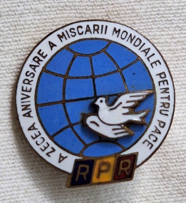 A zecea aniversare a miscarii mondiale pentru PACE - R.P.R insigna anii 1960 foto