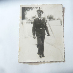 Fotografie interbelica Leonar - Tanar ofiter in Armata Regala Tecuci 8,6x6,6cm