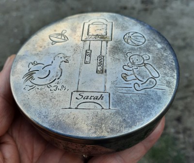 Cutie argintata pentru pendul de podea,marca Sarah. foto