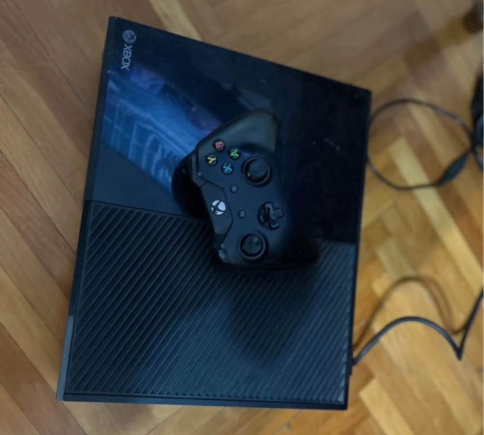 Xbox One + Controller original &ndash; Funcționează perfect