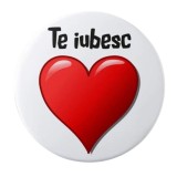 Cumpara ieftin Insigna rotunda Te iubesc cu inima rosie, 58 mm, model romantic, prindere cu ac metalic