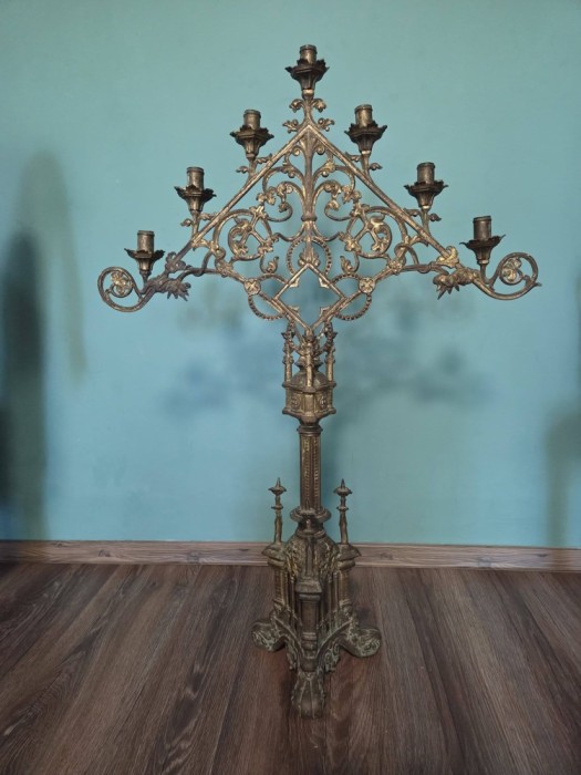 Sfesnic candelabru de podea