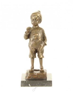 Baietel cu tigara-statueta din bronz pe un soclu din marmura BR-220 foto