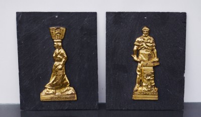 Lot de 2 Figurine din alamă pe placă cu Peter Hahn și soția din Solingen foto