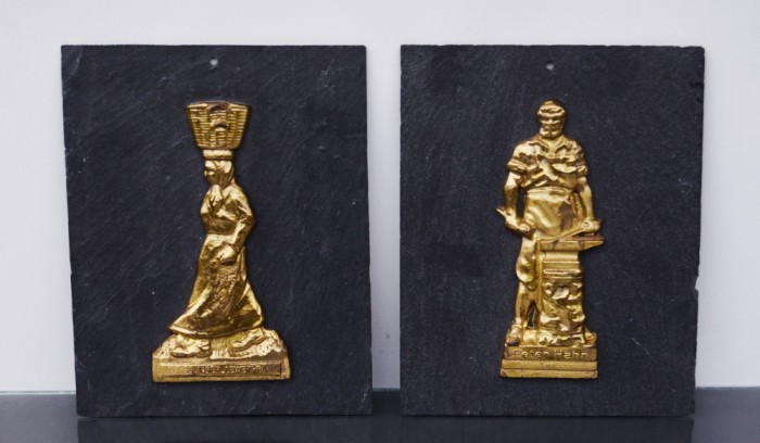 Lot de 2 Figurine din alamă pe placă cu Peter Hahn și soția din Solingen