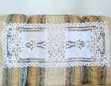 Napron/ Centru de masa Vintage din In cu broderie belgiana cu panglici