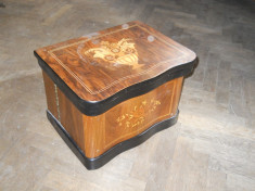 Caseta lichior,lemn intarsiat,36x27x26cm,neterminata/deteriorata foto