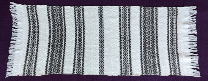 Stergar traditional alb cu negru, motiv popular brau romanesc dimensiuni 93x38cm