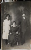 Fotografie tip carte postala, necirculata, logodnici impreuna cu o femeie, 1920