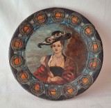Aplica, tablou, farfurioara veche din lemn pictat o frumoasa doamna din inalta societate - arta decorativa - piesa veche probabil perioada interbelica