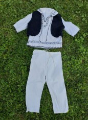 Costum popular national pentru baieti / marime mica, brodat de mana cu ata neagra, panza groasa, vechi, Maramures