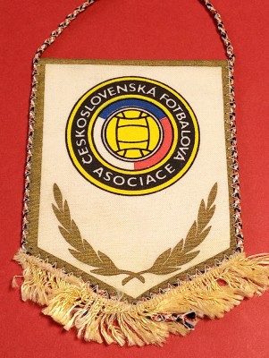 Fanion fotbal - Federatia de Fotbal din CEHOSLOVACIA (dimensiuni 12 X 9 cm) foto