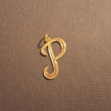 Pandantiv stilizat placat cu aur litera initiala P, SaraTremo
